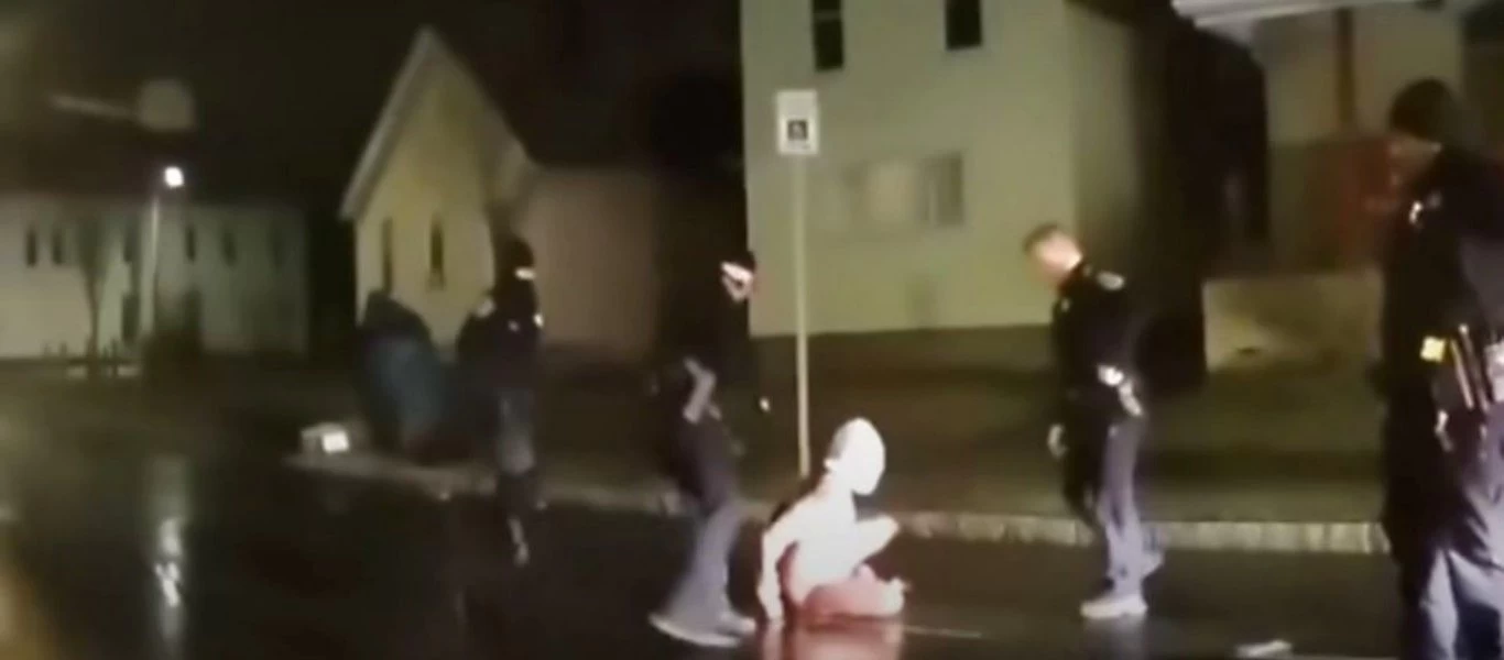 ΗΠΑ: Απολύθηκε ο διοικητής της αστυνομίας του Ρότσεστερ - Για το περιστατικό με την κουκούλα σε Αφροαμερικανό (βίντεο)